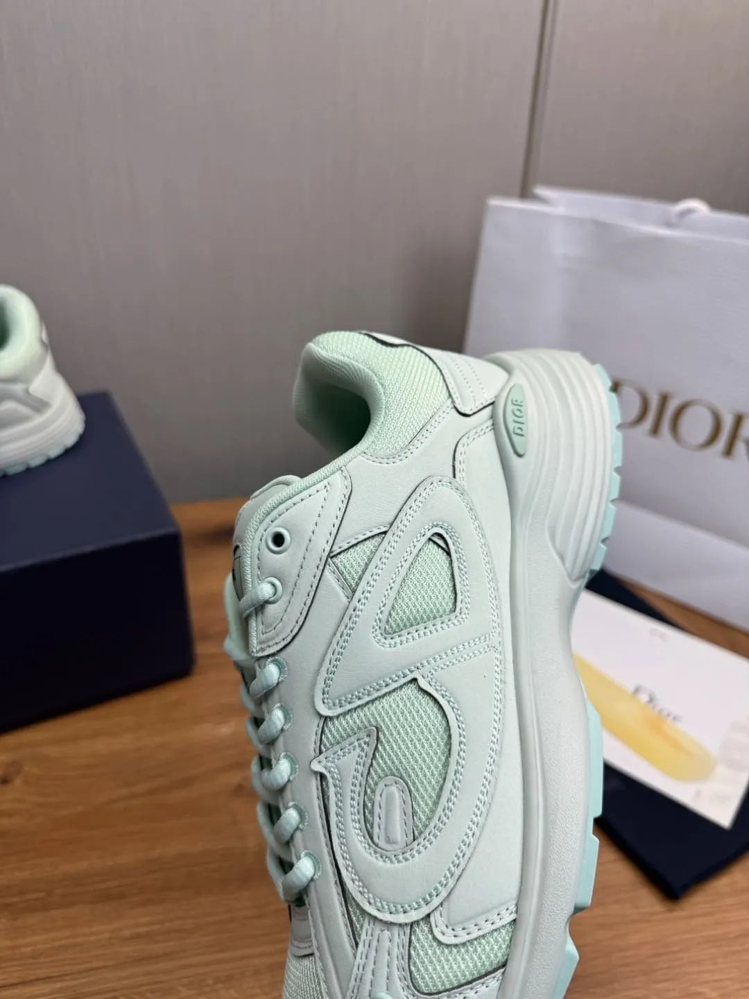 Men's men's shoes 💰740💰 D's Dior ~ New B30 Couple 👫 low-top sneakers ✅ are carefully made of gray mesh fabric and white technical fabric, decorated with reflective "CD30" graphic logo, and "DIO ~ B30" and "CD30" logos on the heel and tongue. An extra-light, sculpted rubber sole with signature accents adds style, while internal stretch details create ideal comfort. It can be matched with various casual styles to show the fashionable and modern sports style〰️ Size: 35-40 (customized at 40 for women) 39-45 (customized at 38.45 for men)